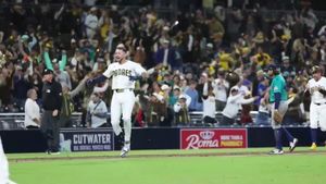 Video post by @MLB on Twitter