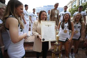 Image post by @USFAthletics on Twitter
