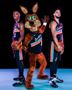 Image post by @SpursCoyote on Twitter