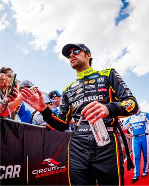 Image post by @nascaratcota on Instagram