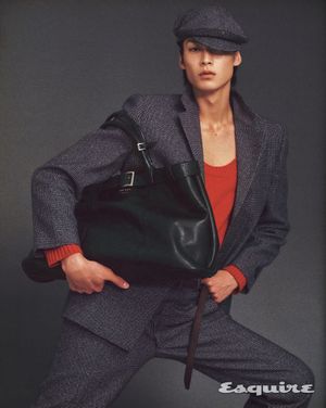 Image post by @esquire.korea on Instagram