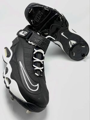 Image post by @customcleats on Instagram
