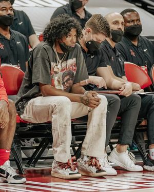 Image post by @leaguefits on Twitter