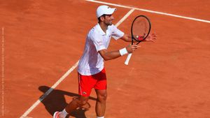 Image post by @head_tennis on Twitter