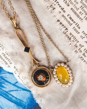 Image post by @maejeanvintage on Instagram