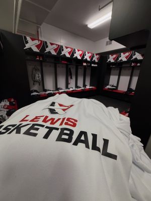 Image post by @lewiswbball on Instagram