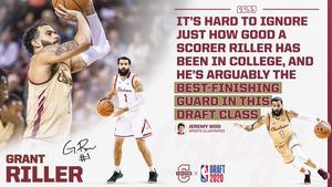 Image post by @CofCBasketball on Twitter