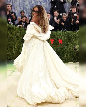 Image post by @theshaderoom on Instagram