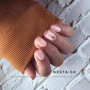 Image post by @nestanails on Instagram