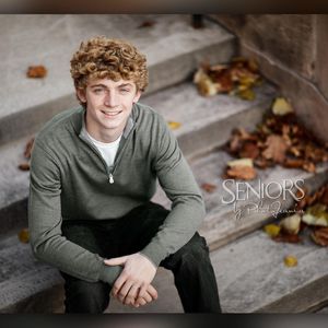 Image post by @seniorsbyphotojeania on Instagram