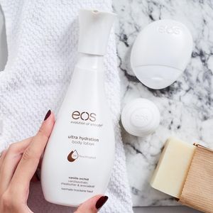 Image post by @eosproducts on Instagram