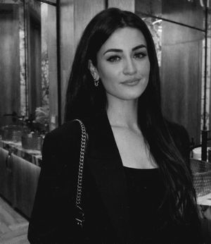Image post by @zarinamunavarzadeh_official on Instagram