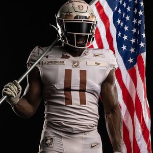 Image post by @coolestcollegefootballuniforms on Instagram