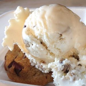 Image post by @insomniacookies on Instagram