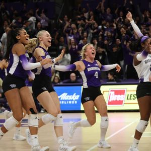 Image post by @uwvolleyball on Instagram