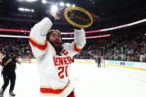 Image post by @du_hockey on Instagram