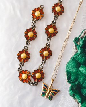 Image post by @maejeanvintage on Instagram