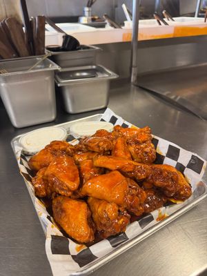 Image post by @wingnutzbarandgrill on Instagram