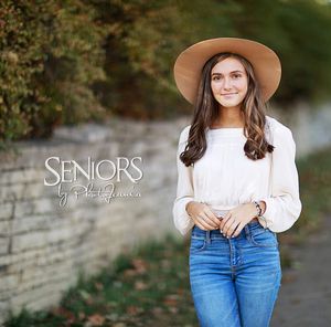 Image post by @seniorsbyphotojeania on Instagram