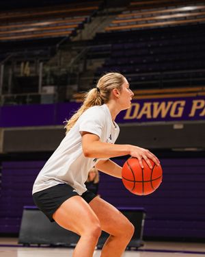 Image post by @uw_wbb on Instagram