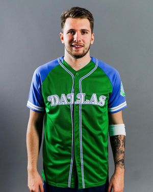 Image post by @dallasmavsshop on Twitter