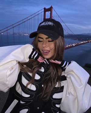 Image post by @itsbellahue on Instagram