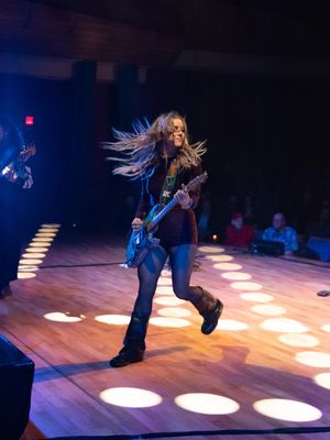 Image post by @lindsayell on Instagram