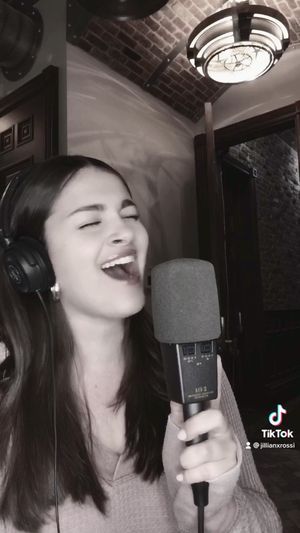 Video post by @jillianxrossi on Instagram