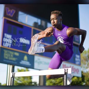 Image post by @seniorsbyphotojeania on Instagram