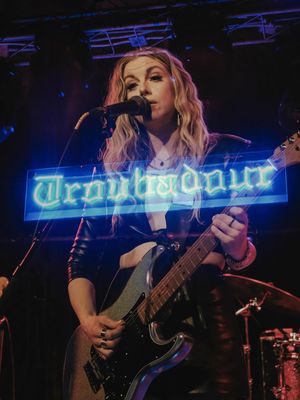 Image post by @lindsayell on Instagram