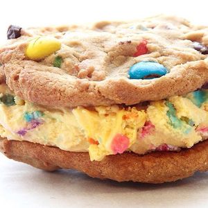 Image post by @insomniacookies on Instagram