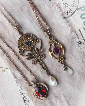 Image post by @maejeanvintage on Instagram