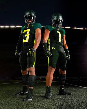 Image post by @coolestcollegefootballuniforms on Instagram
