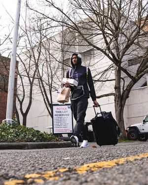 Image post by @uw_mbb on Instagram