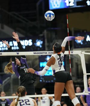 Image post by @uwvolleyball on Instagram