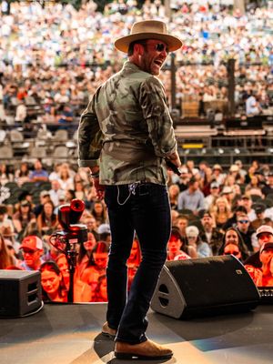 Image post by @drakewhitestomp on Instagram