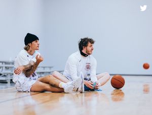 Image post by @yourbiebernews on Twitter