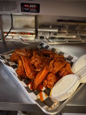 Image post by @wingnutzbarandgrill on Instagram