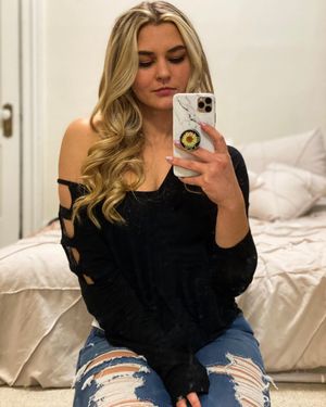 Image post by @_zoekahn_ on Instagram