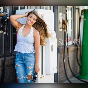 Image post by @seniorsbyphotojeania on Instagram