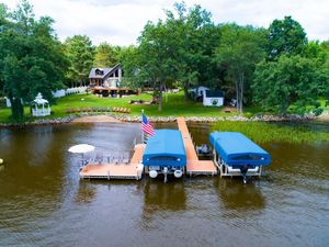 Image post by @lakecountrybarge on Facebook