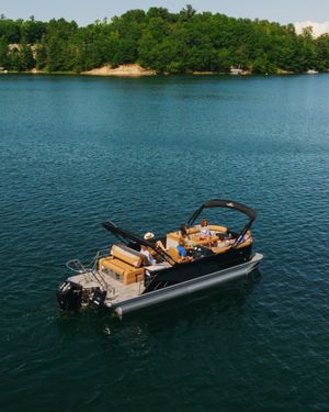 Image post by @crestpontoonboats on Instagram