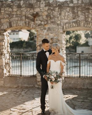 Image post by @theknot on Instagram
