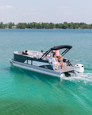 Image post by @crestpontoonboats on Instagram