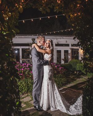 Image post by @thismodernlovephoto on Instagram