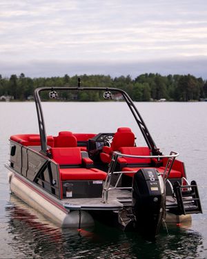 Image post by @crestpontoonboats on Instagram
