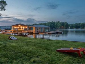 Image post by @lakecations on Instagram