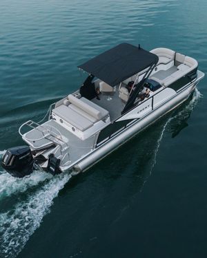 Image post by @crestpontoonboats on Instagram