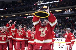 Image post by @du_hockey on Instagram