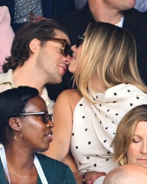 Image post by @enews on Instagram
